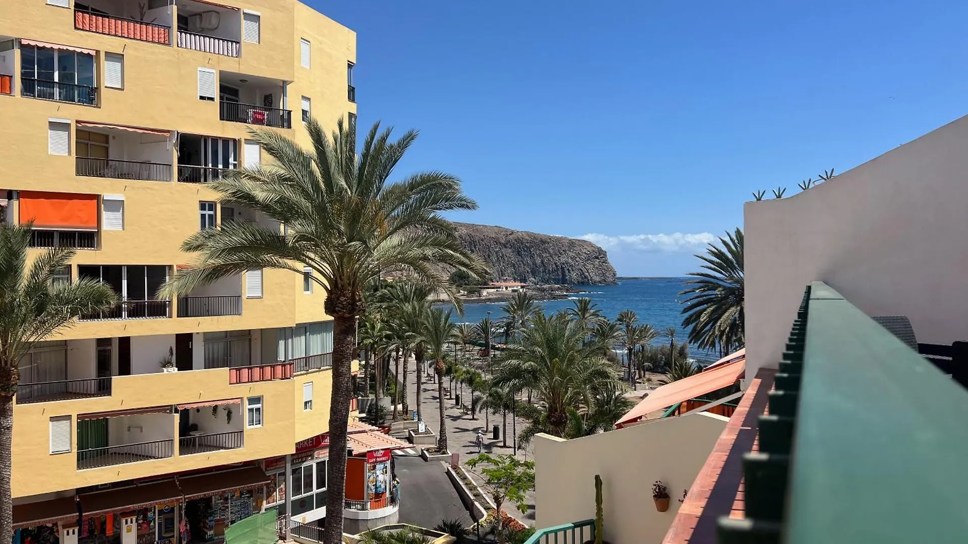 Carmen Beachfront Escape Los Cristianos  España